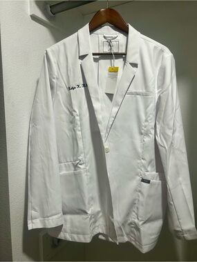 Figs Bellevue Short White Lab Coat. XL. NWT.